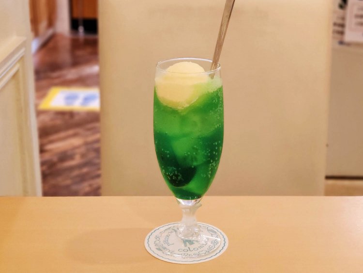 クリームソーダ880円。