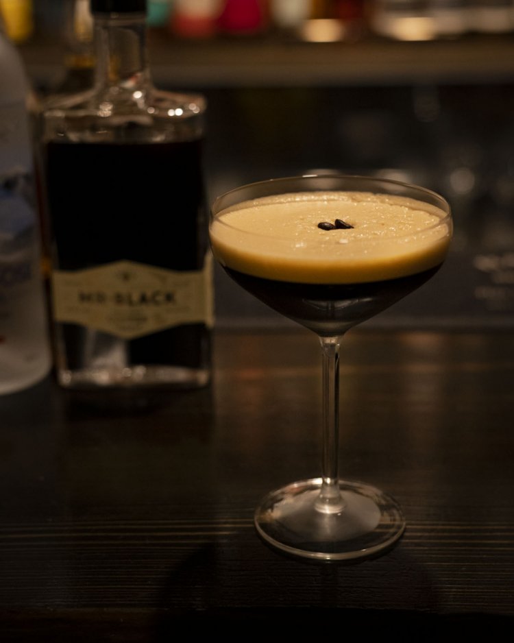 初めの一杯は、エスプレッソマティーニ1430円。