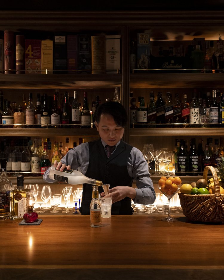 安藤さんは大宮『アルカサル』で修業し、2020年3月に開店。「絶対に入れたかった」というカウンターは幅80cm、長さ6ｍ。ゆったりくつろげる。