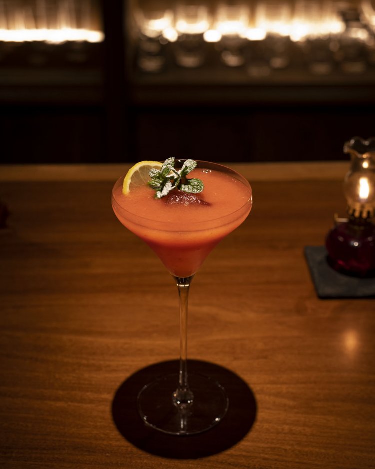 推しの一杯は、とちおとめでつくるストロベリーマティーニ1200円～。