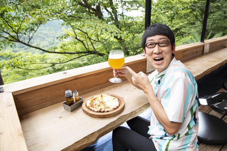 自然を感じながら足湯とランチを満喫。「電車だから我慢せずお酒を飲めますよ！」