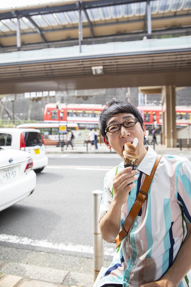 界隈の名物を片手に商店街をぶらり。「箱根てゑらみすのティラミスソフト、なめらかな口溶けもすごくいいですね」