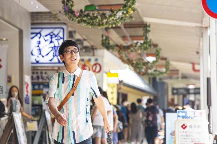 箱根の商店街を歩くダーリンハニー吉川正洋さん