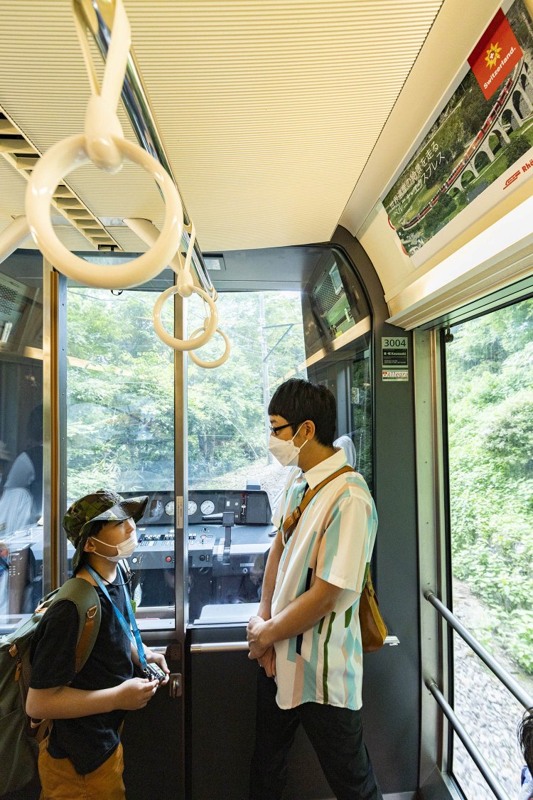「この電車は、レールの摩擦を防ぐために水をまきながら走っているんだよ」と、吉川さん。