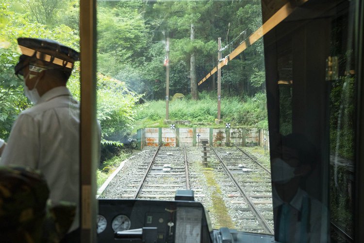 急勾配を上るために、進行方向を変えるスイッチバックが計3回行われる。（出山信号場）