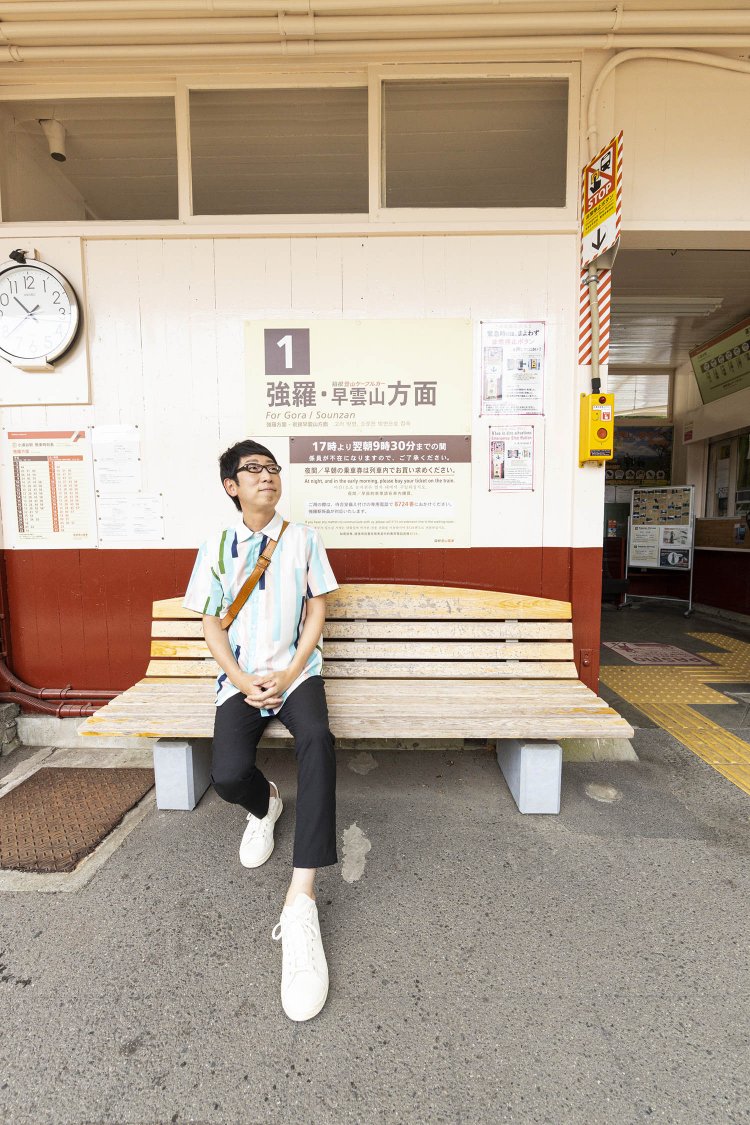 素朴な雰囲気の駅舎が点在し、乗り降りするだけではもったいない。「小涌谷駅も和む～」。（小涌谷駅）