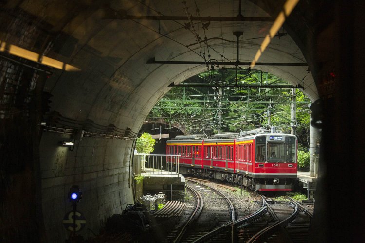 味のあるトンネルが多い。そのうえ急カーブが続き、アトラクションのような楽しみも。（塔ノ沢）