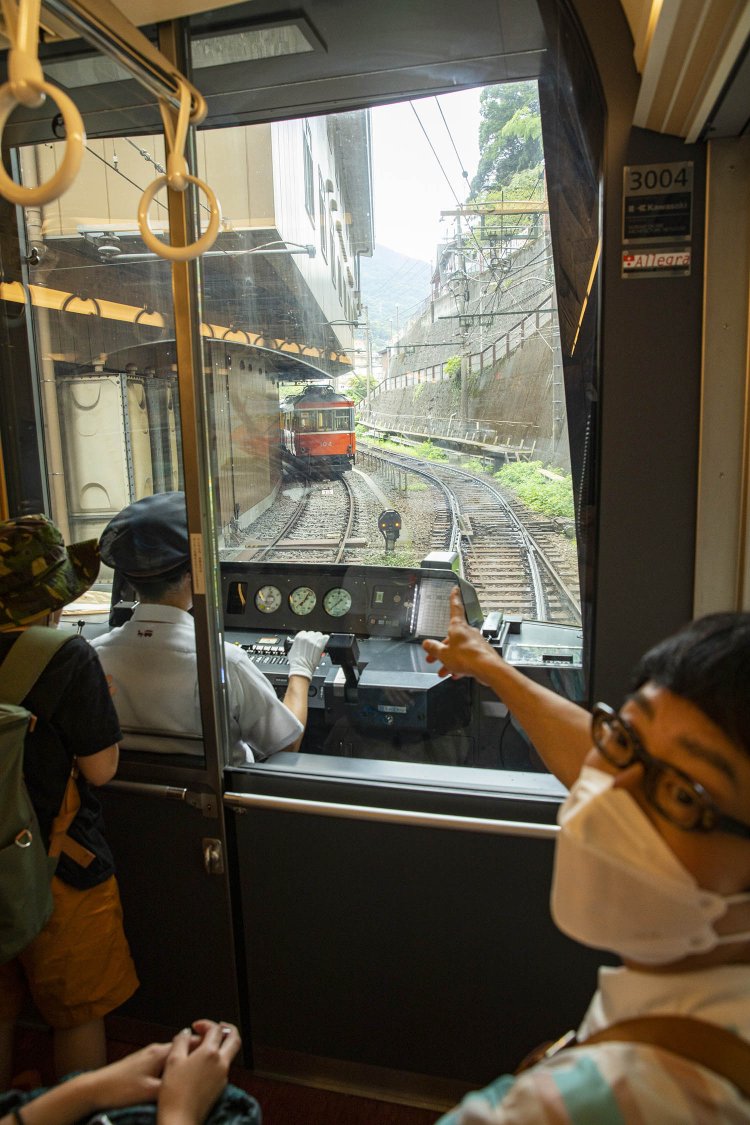 箱根湯本駅から新型車両に乗り込み、運よく最前席をゲット。さっそく停車中の旧型車両を見つけた！