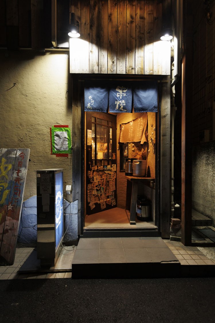 紺地ののれんが目印。奥にテーブル席も。