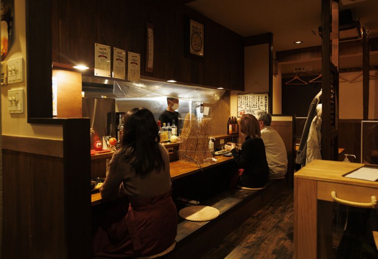 カウンターや掘りごたつの席、畳の個室を用意。