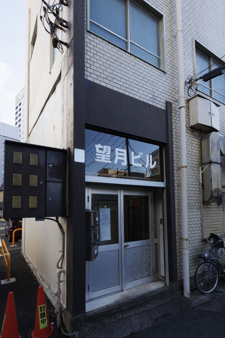雑居ビル2階の隠れ家的立地。大宮の名酒場『番風』の兄弟店。