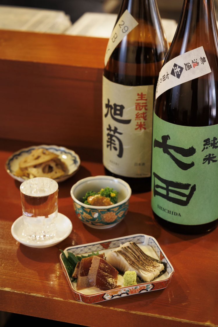 コース内容は毎日替わり、当日はサワラの昆布締め炙り、菜の花の酢味噌和えなど。