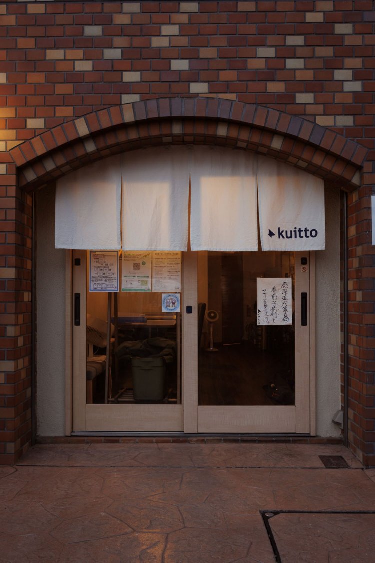 マンション1階にあり、肩肘張らない雰囲気。