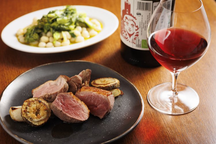 絶妙な火入れで赤身の旨味を引き出す幸手の合鴨ロースト2800円など。ザクロのような風味のシチリアワイン、コス’20は900円。