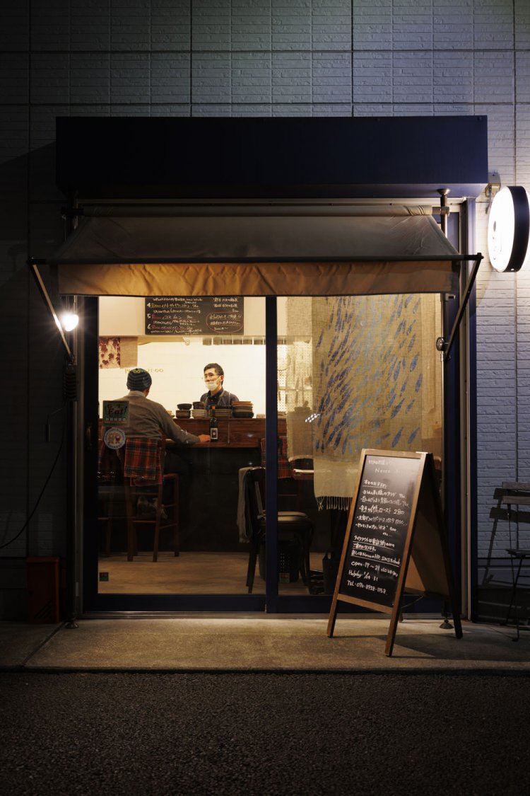 生活路に明かりがひっそりともる。