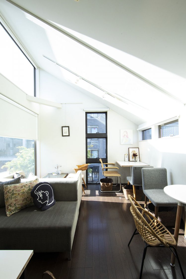 陽光がさんさんと差し込む2階席。