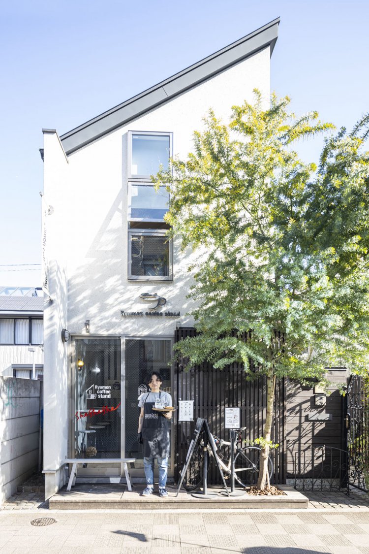 小泉さん。長屋づくりの建物は、歩いていると目を引く不思議な出で立ち。