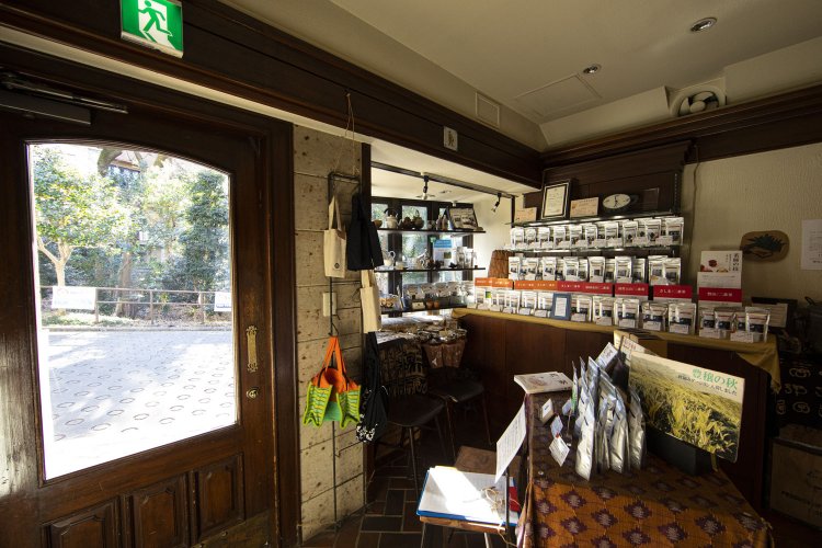 店内には茶葉の物販も。