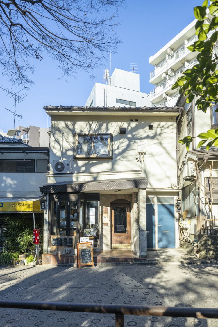 井の頭恩賜公園へ続く緑道沿いに。