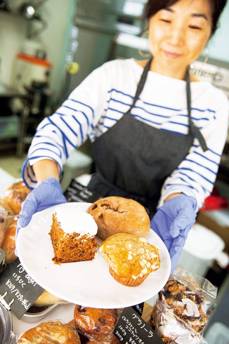 一番人気のキャロットケーキ 450円、バナナマフィン 420円、いちじくのベーグル 290円。