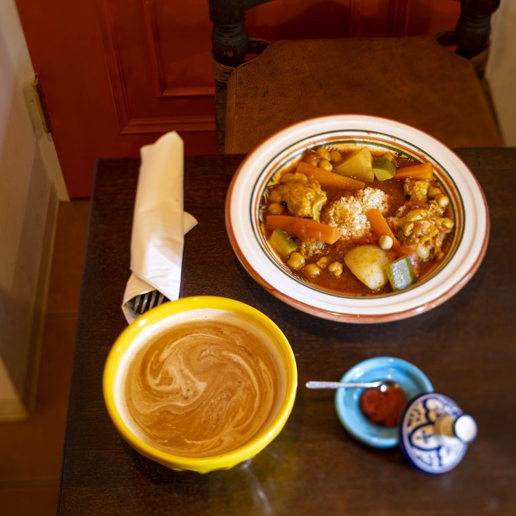 クスクス950円、カフェオレセットは＋300円。