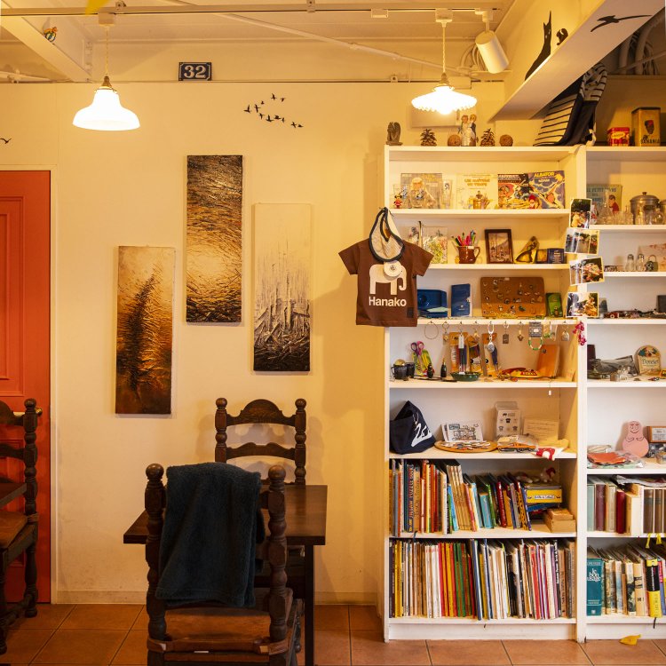 仏人アーティストが2人に贈ったアートを壁に飾る。