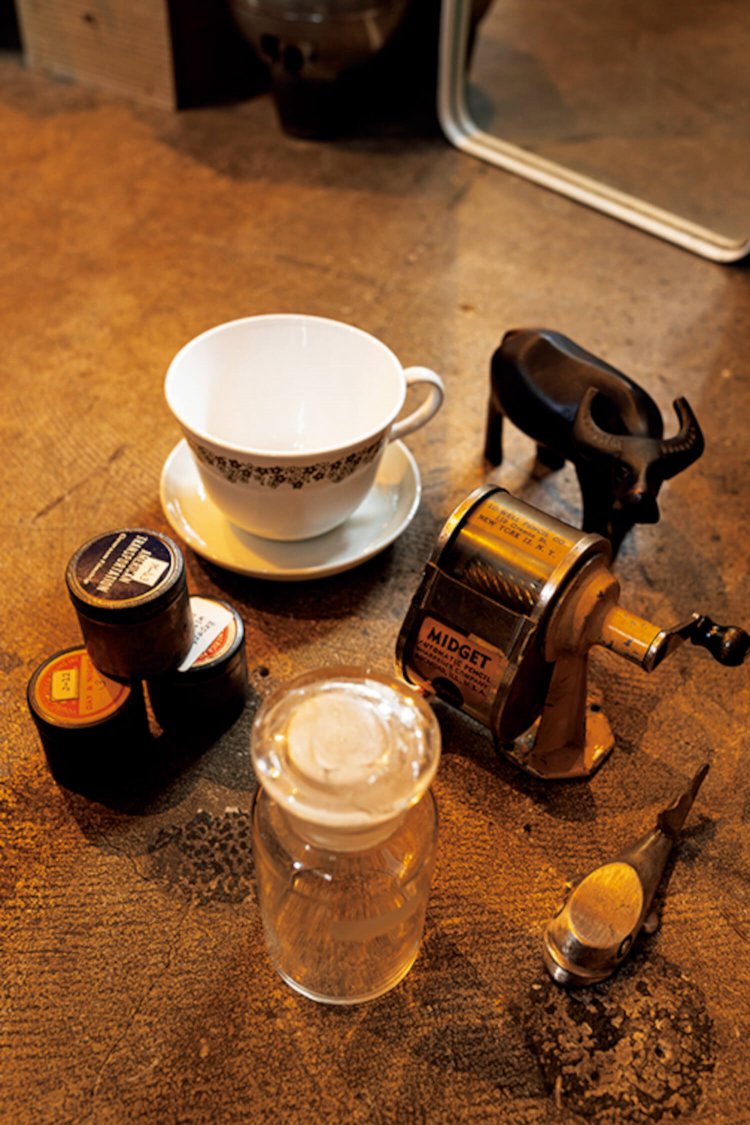 薬瓶 500円、鉛筆削り 7150円に牛の置き物 2000円などなど、つい連れて帰りたくなる小物ばかり。