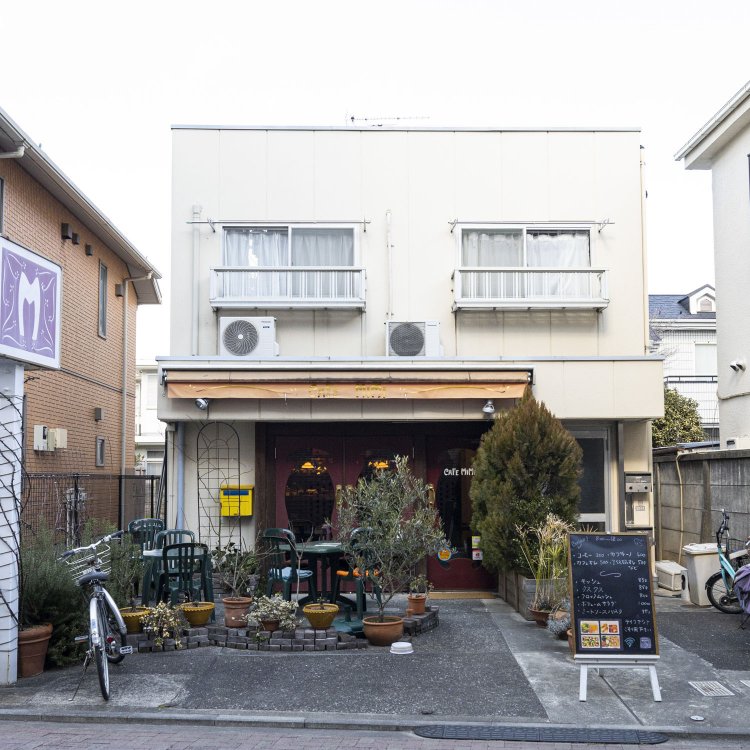 春にはバラがテラス席を彩る。