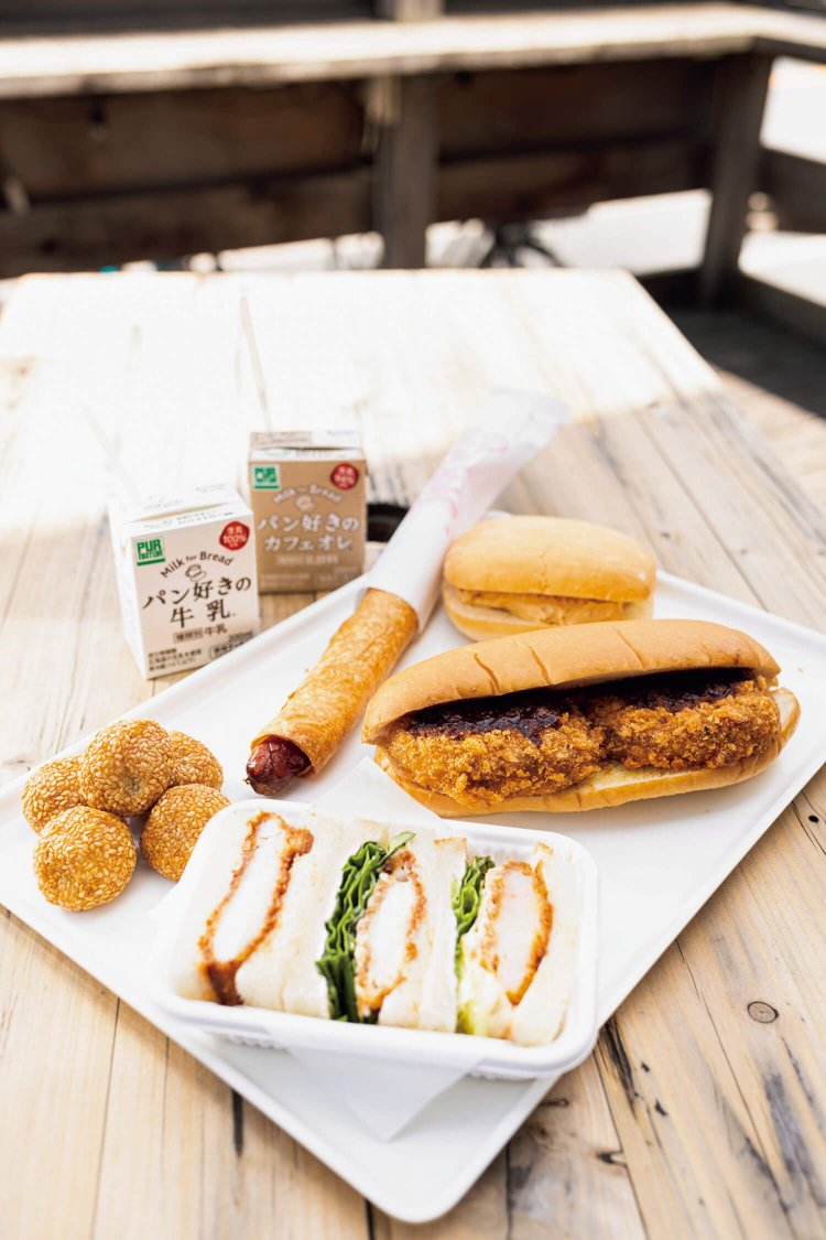 奥からその場で挟む大粒ピーナツサンド 200円、トルティーヤドッグ 290円、特大コロッケ2個が入ったコロッケパン 260円、ミックスサンド 380円、ごま団子5個入り 250円。