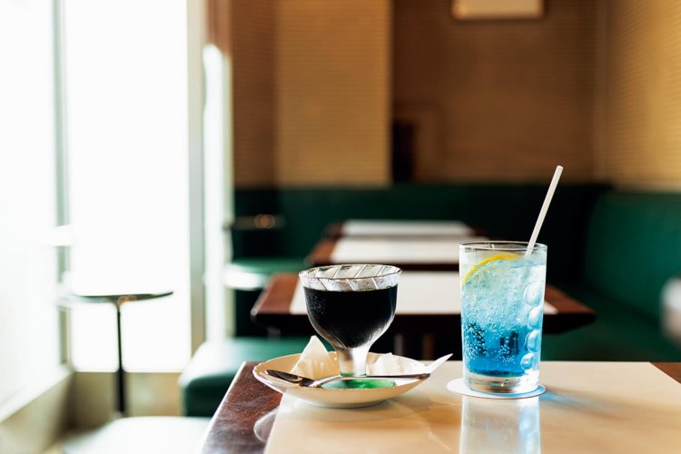 水出しコーヒーを使った夏限定のコーヒーゼリー 700円。ソーダ水 500円の水色が涼やか。