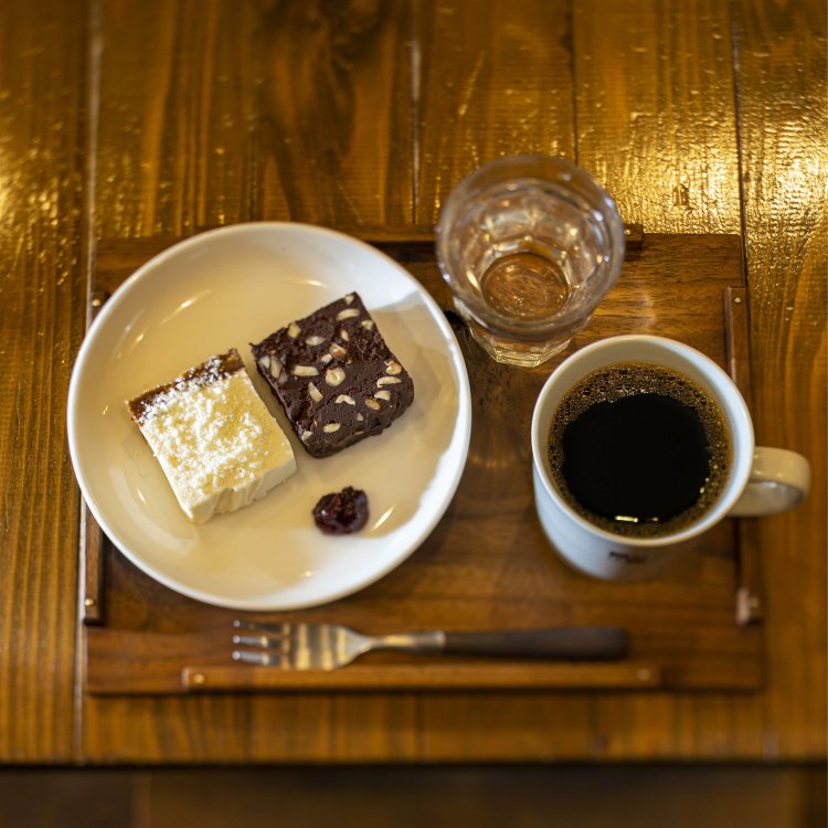 TOTOの名曲「アフリカ」をイメージしたブレンド690円。チョコボランチの白黒コンビ600円と。