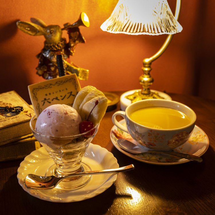 パフェ風アイスクリーム（イチゴ）720円、ミルクティー680円。