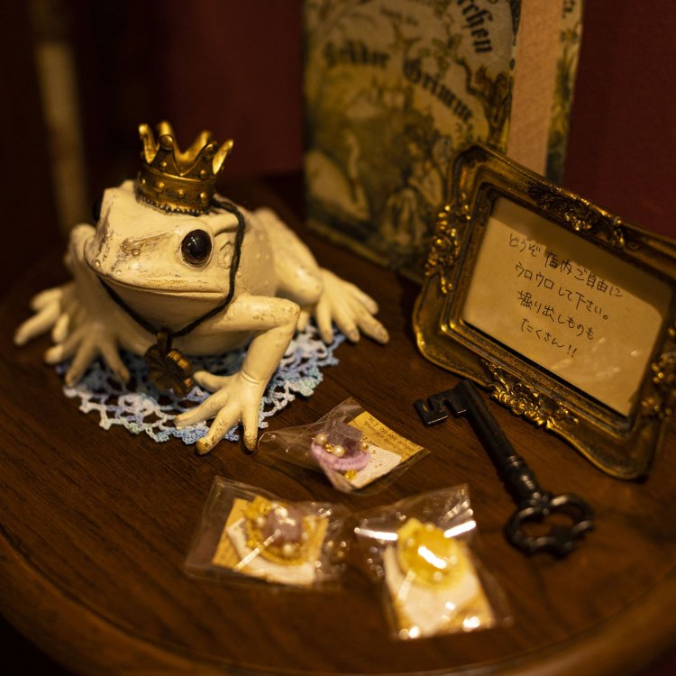 蚤の市が店内随所に。