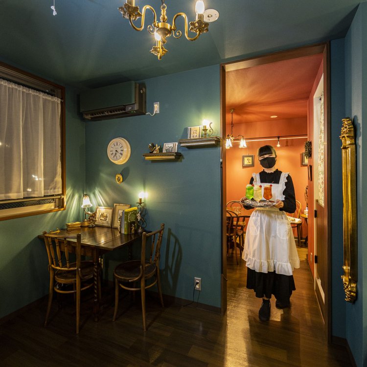 スタッフが手にするのはクリームソーダ700円。メロン、パイン、イチゴの3種を用意。