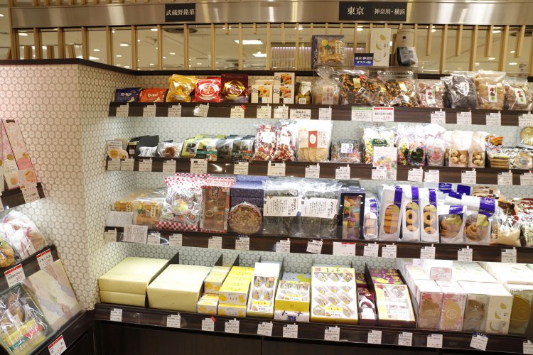 武蔵野銘菓のコーナーに選りすぐりの品々と並ぶ。贈答用にぴったりの箱入りも用意。