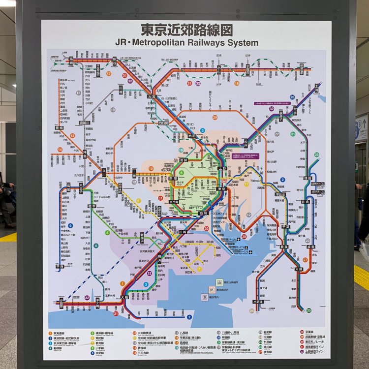 皇居や東京湾が描かれた、東京近郊路線図。