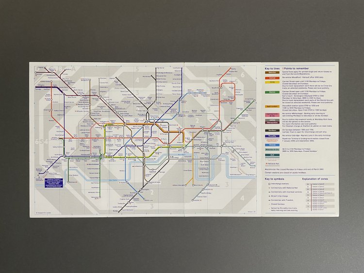ロンドンへ行った際に現地で入手した路線図（2005年）。色とりどりの路線が幾何学的に配されたデザインが美しい。