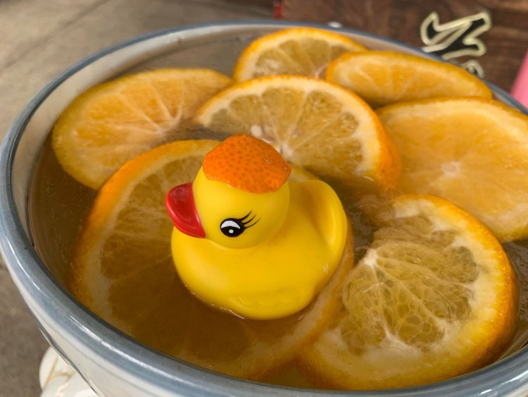 各店舗それぞれ工夫を凝らし、花以外のものを浮かべた個性的な花手水が見られる所も！