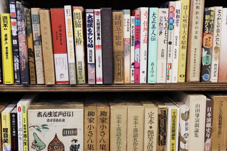 店主の好みで揃える相撲関連の本。