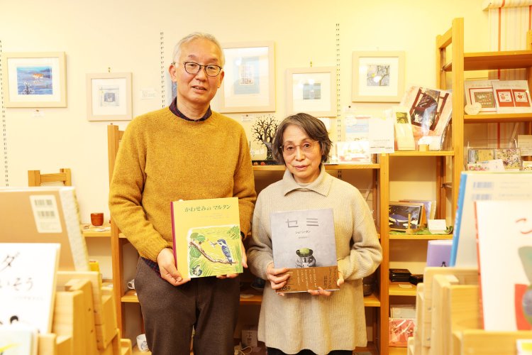 藤原さん夫妻。ふたりで外国を旅するのが趣味。「買い取りも受け付けているのでぜひどうぞ」。