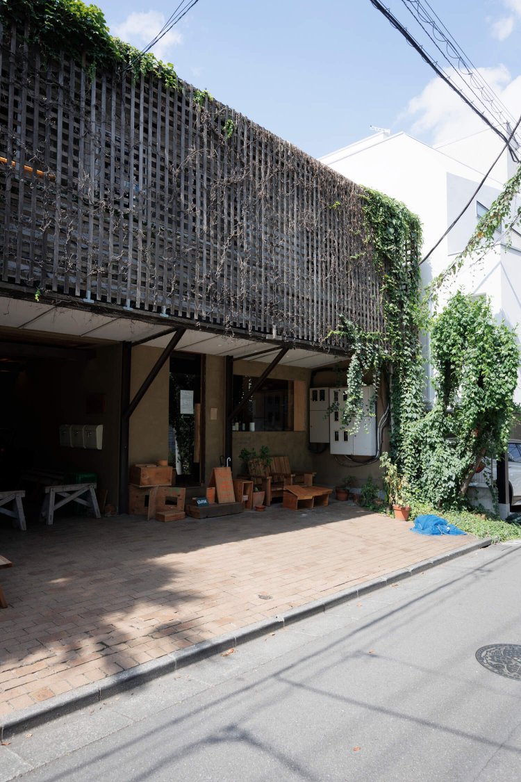 南新宿の住宅地で突然出合うグロサリー『FarmMart & Friends』。