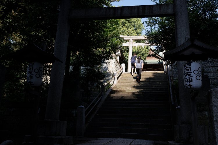 大宰府に向けて社殿が立つ西向天神社は隠れ夕日スポットだ。