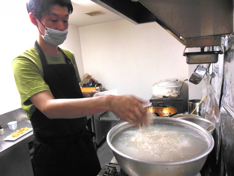 店主の大西拓見さん。「異端のそば打ち」と呼ばれる父・大西利光氏に引けを取らない、そば打ちの求道者。