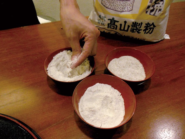 三種類のそば粉を独自に配合した『まれびと』の十割そば。実家のそば屋特注の「挽きぐるみ」をメインに使用。