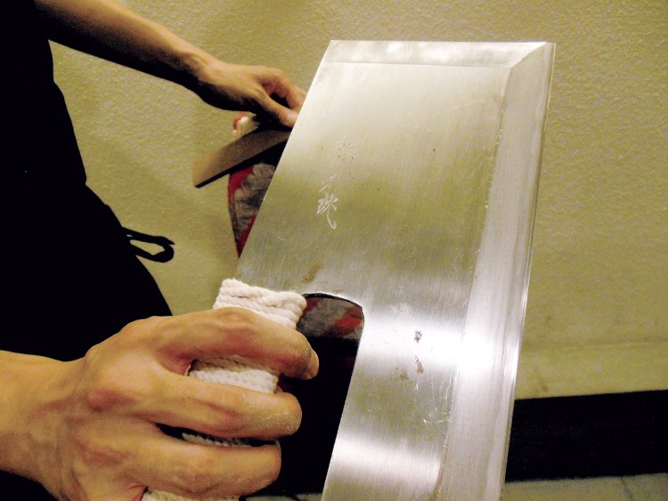 大西さんの母・和代さんが愛用していたそば切り包丁。大西家の人びとはそばだけでなく、うどんも打つそうだ。