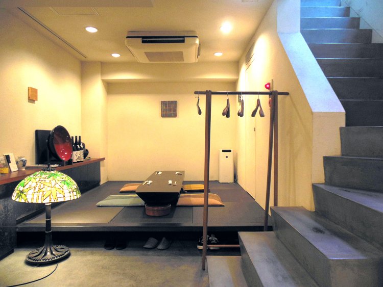 オープン当初は店の半分のスペースで、大西さんが各地で収集した民芸品を展示していた。