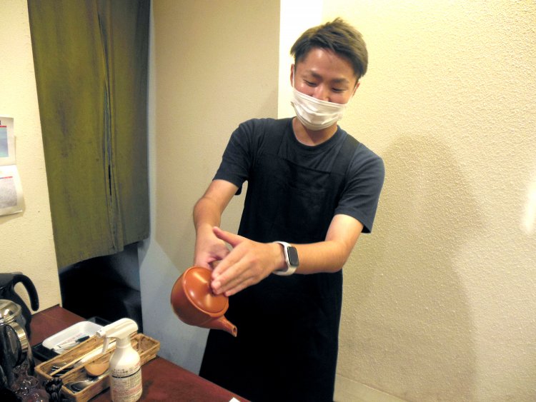 大西さんの指南を仰ぎ、お茶を淹れる藤﨑さん。茶葉に湯がまんべんなく当たるように注ぐのがコツだそう。