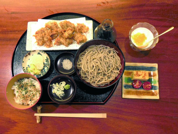 手打ち十割そばととり天のセット1280円。ご飯には「碾茶（てんちゃ）」（抹茶の原料）をかけるというユニークさ。