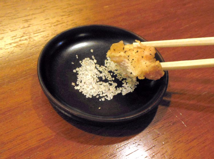 仕入れ先の肉屋イチオシの鶏もも肉をふわっふわに揚げたとり天は、粗挽き黒胡椒とボリビアの粗塩でいただく。