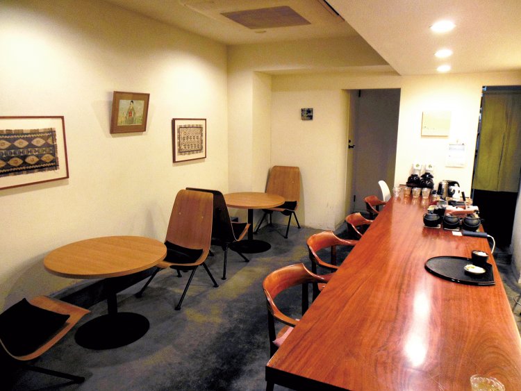 低めのカウンターテーブルと丸テーブルに各4席あるほか、4畳半ほどの小上がりがある。